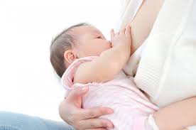 Cho trẻ bú mẹ ngay sau sinh để hạn chế vàng da và nhiều bệnh khác